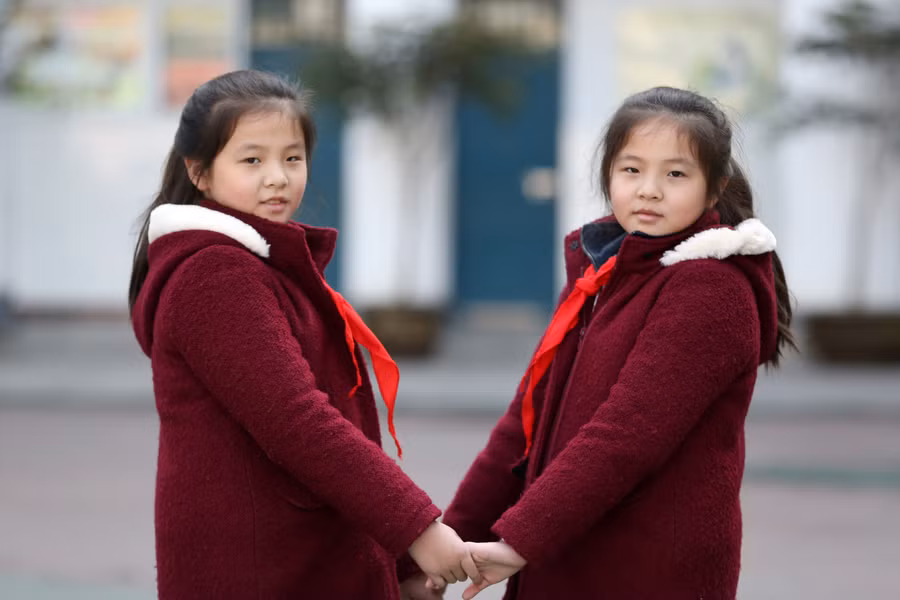 Liu Yiran và Liu Xinran mới chỉ 11 tuổi nhưng đã cao tới 1,5 mét. Đây là cặp song sinh cao nhất trong trường. Các bạn cùng lớp không thể phân biệt nổi hai chị em Liu vì hai em “giống nhau như hai giọt nước”.