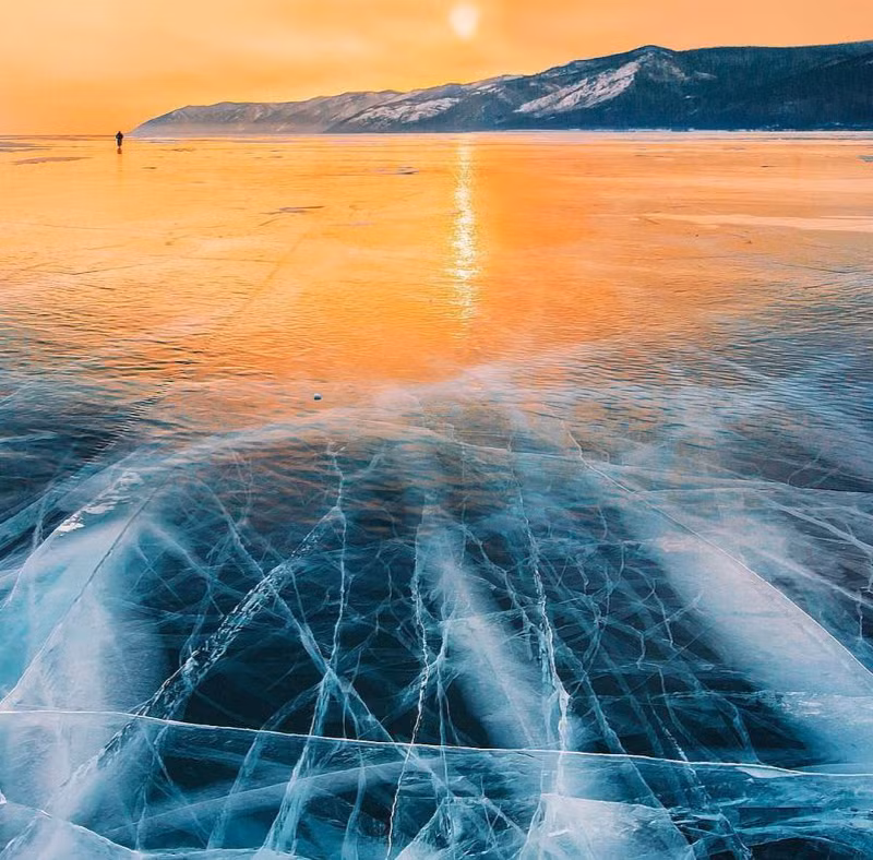 Ánh nắng mặt trời phản chiếu lên mặt hồ Baikal đóng băng.
