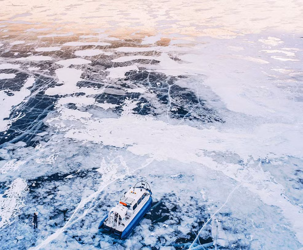 Hồ nước Baikal đóng băng nhìn từ trên cao.