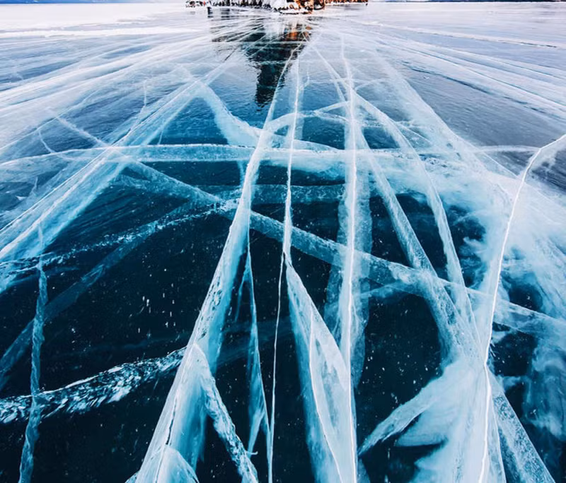 Mặt hồ nước đóng băng hoàn toàn.