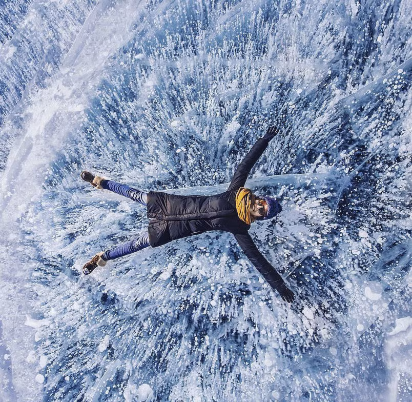 Một cô gái trẻ nằm giữa hồ Baikal.