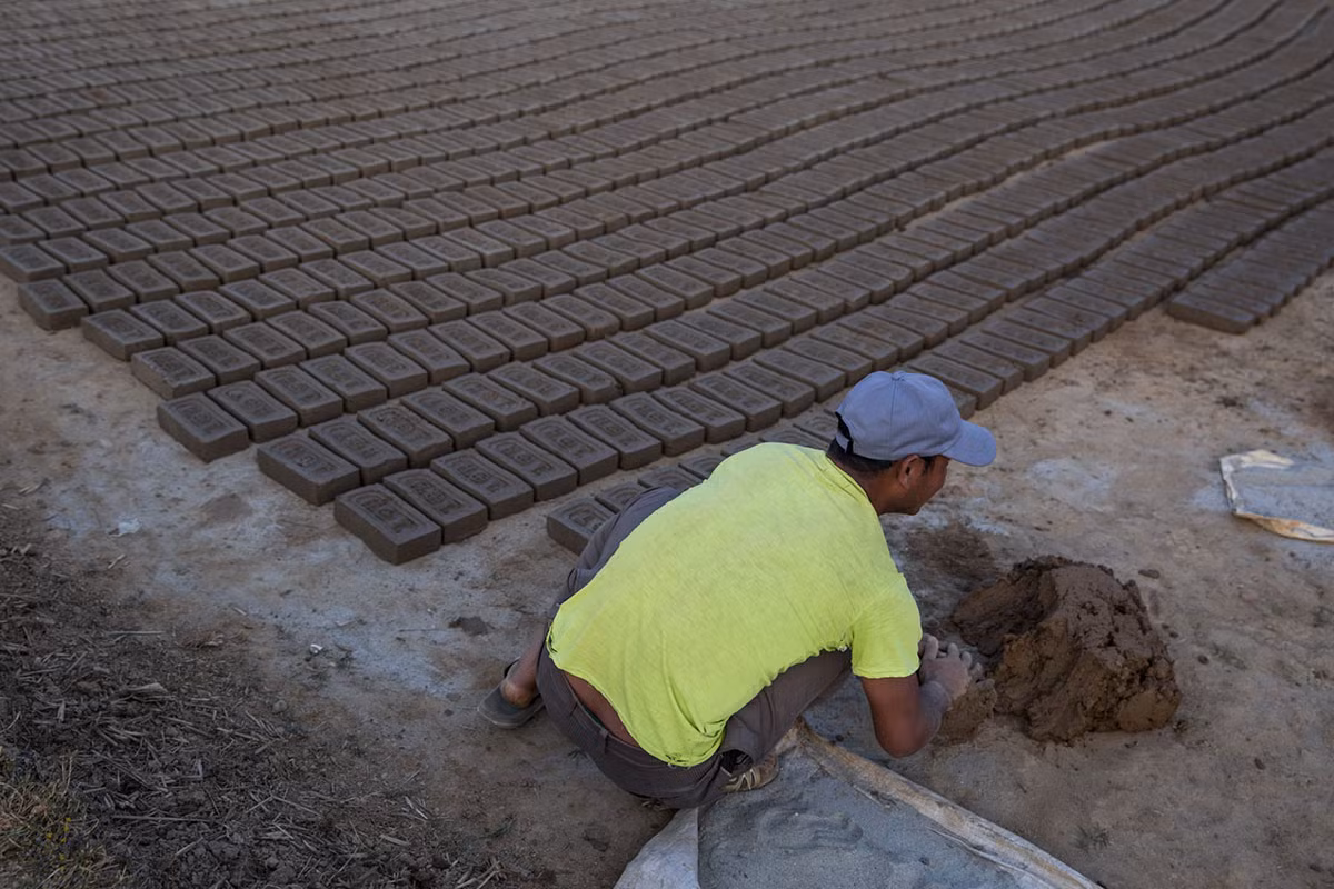 Một người đàn ông địa phương đang làm gạch ở làng Mahjhigaun, huyện Kavrepalanchok.