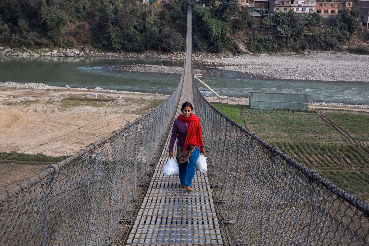 Cây cầu đi bộ này nối con đường chính tới những ngôi làng bắc qua sông ở huyện Dhading, khu vực bị ảnh hưởng nặng nề trong thảm họa động đất ở Nepal trong năm 2015.