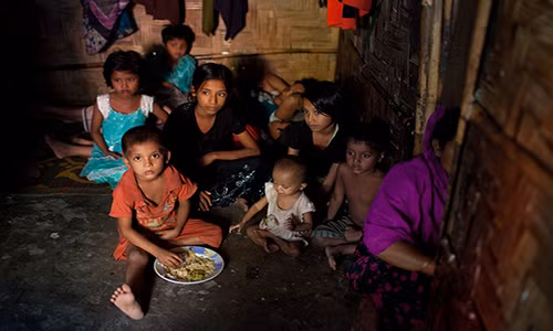 13 thành viên trong gia đình Rohingya này sống chen chúc trong một căn phòng nhỏ ở khu trại Leda.