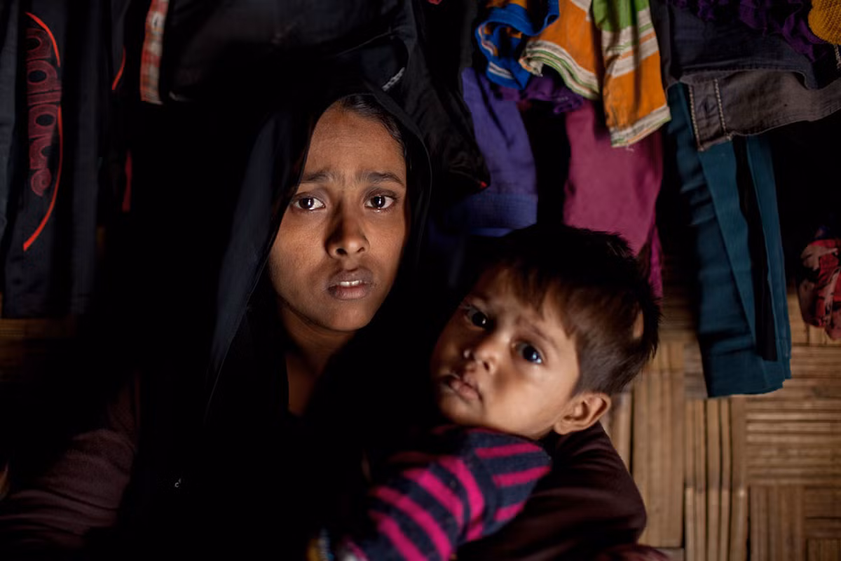 Sitara Begum, 21 tuổi, bế con trong khu trại Leda. Cô đã mất 3 ngày để tới được khu trại này.