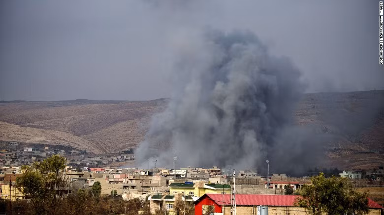 Khói bốc lên ở thị trấn Bashiqa sau một đợt không kích của liên quân nhằm vào căn cứ của IS ngày 8/11.