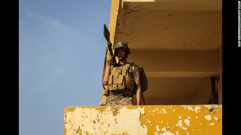 Lính canh gác ở quận al-Shallalat trong bối cảnh chiến dịch quân sự giải phóng Mosul tiếp diễn ngày 13/11.