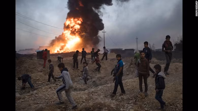 Một giếng dầu bốc cháy ngùn ngụt ở thị trấn Qayyara hôm 3/11. Được biết, phiến quân IS đã đốt các giếng dầu trước khi chúng tháo chạy khỏi thị trấn Qayyara.