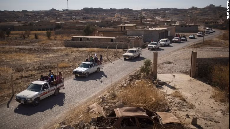 Đoàn xe chở người dân sơ tán khỏi thành phố Mosul ngày 4/11.