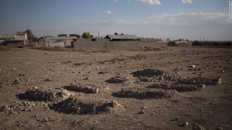 Những ngôi mộ của 8 người trong một gia đình ở Faziliya, phía bắc Mosul, ngày 1/11. Cả gia đình này đã thiệt mạng trong một vụ không kích hồi cuối tháng 10/2016.