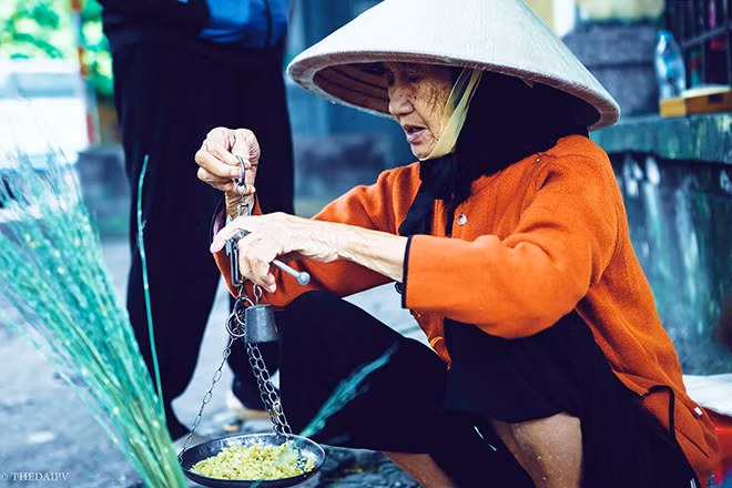 Rải rác trên phố cổ đan xen như bàn cờ, những mẹt cốm non xanh thơm ngan ngát như gói trọn cả mùa thu Hà Nội.