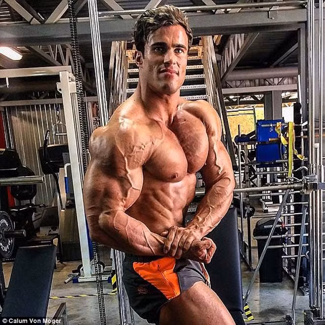 Huấn luyện viên thể hình nước Úc - Calum von Moger vừa được mời đóng phim Hollywood vì sở hữu vẻ ngoài quá bắt mắt. Anh không chỉ thu hút nhờ gương mặt điển trai, nam tính mà còn nhờ những múi cơ vạm vỡ, tráng kiện. Mỹ nam 6 múi 27 tuổi này từng giành giải quán quân cuộc thi Mr Universe (Nam vương Hoàn vũ) năm 2014.