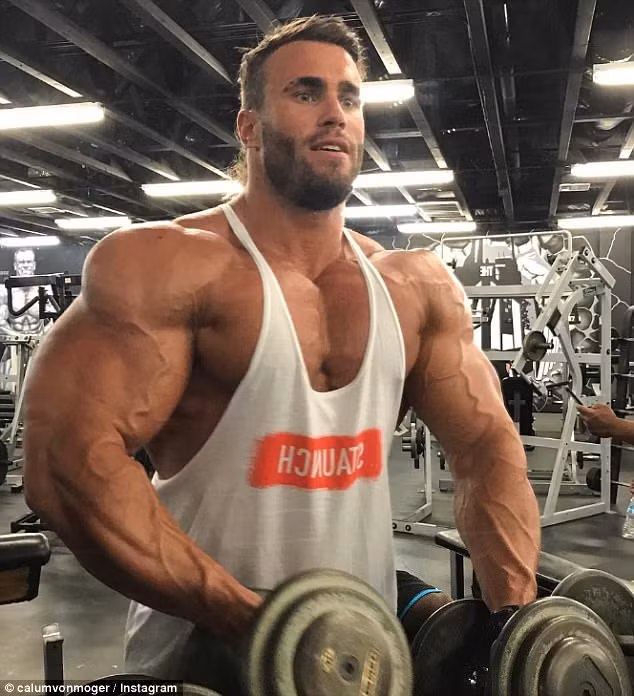 Calum dành nhiều giờ đồng hồ mỗi ngày giam mình ở phòng gym, thực hành nhiều bài tập cho từng nhóm cơ một lúc, gồm ngực, cánh tay, chân, đùi, bụng... Bài tập với tạ vừa là loại hình bắt buộc vừa là hình thức được chàng trai nước Úc yêu thích. Tập tạ đơn, tạ đôi, gánh tạ, nâng tạ, đẩy tạ, cử tạ... anh đều đã thử qua. Ngoài ra, anh kết hợp tập thêm cardio và chạy bộ để nâng cao thể lực, sức bền.