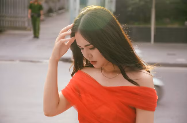 Nụ cười đối với Huyền Trang từng là thứ hiếm hoi hơn tất thảy mọi thứ vì cô tự ti về khuôn miệng móm mém của mình. Thế nhưng giờ đây, cả nhan sắc và cuộc sống của nữ sinh Thương mại đã thay đổi một cách bất ngờ.