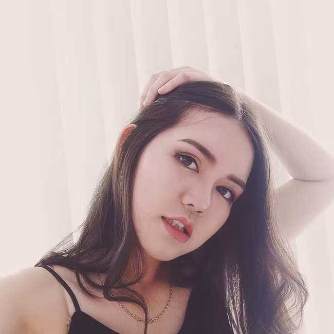 Gương mặt dường như không còn vương vấn đường nét nào của quá khứ.