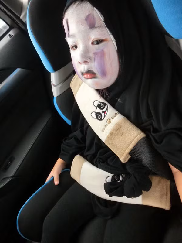 Còn nhớ mùa Halloween năm 2016, bức ảnh chụp một cô bé trong trang phục Quỷ Vô Diện, cùng cách trang điểm mô phỏng y hệt nhân vật này xuất hiện ở một trường học được nhiều người chú ý.