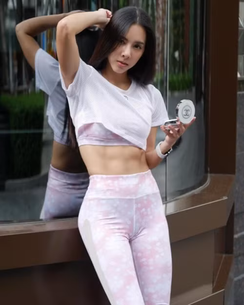 Ngoài việc là người mẫu thể hình, Bebe cũng tham gia diễn xuất cho một số MV của các ngôi sao ca nhạc tại Thái bởi sở hữu gương mặt xinh đẹp, ăn hình.