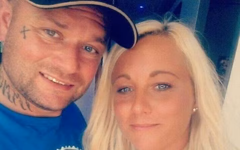 Những hình ảnh chụp khuôn mặt đầy thương tích của Sarah khiến cộng đồng mạng chú ý. Người yêu của cô, anh Russell Mason đã bị cảnh sát bắt giữ vì tội bạo hành, tuyên án 20 tháng tù giam. Chia sẻ về mức án này, Sarah thể hiện thái độ không phục. Cô cho biết: “Tôi không thể tin rằng anh ta chỉ bị tuyên án 20 tháng tù giam. Chuyện này cứ như một trò đùa vậy. Vấn đề bạo lực gia đình nên được nhìn nhận một cách nghiêm túc hơn. Tôi rất mong pháp luật công tâm”.