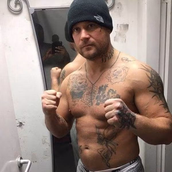 Bệnh viện kết luận, Sarah đã bị vỡ mũi, chảy máu não, chấn thương nghiêm trọng phần mắt và các cơ trên mặt. Cô thậm chí không thể đi lại trong suốt nhiều tuần sau đó.