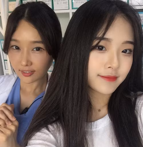 Sujin và con gái trông giống hệt như hai chị em.