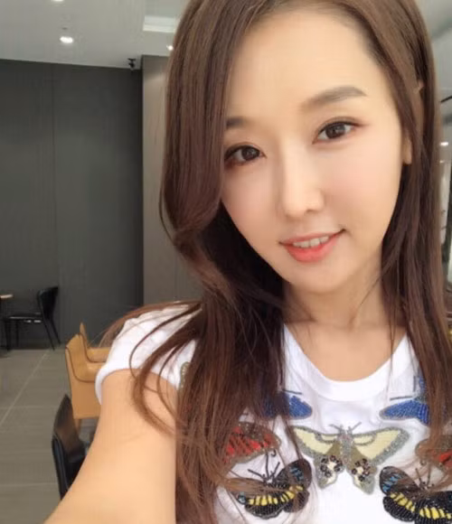 Sujin rất thích chụp ảnh và đăng lên mạng xã hội. Nhờ vẻ ngoài xinh đẹp, cô đã thu hút khá nhiều cư dân mạng quan tâm.