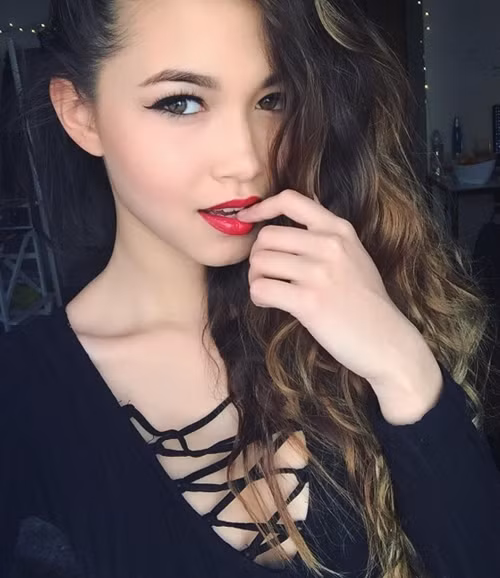 Vẻ đẹp tràn đầy sức sống của Julia Dzhuliya được các công ty người mẫu phương Tây đặc biệt yêu thích. Khi không chụp hình bikini, người đẹp lai cũng vẫn trung thành với phong cách gợi cảm, trưởng thành hơn so với lứa tuổi đôi mươi.