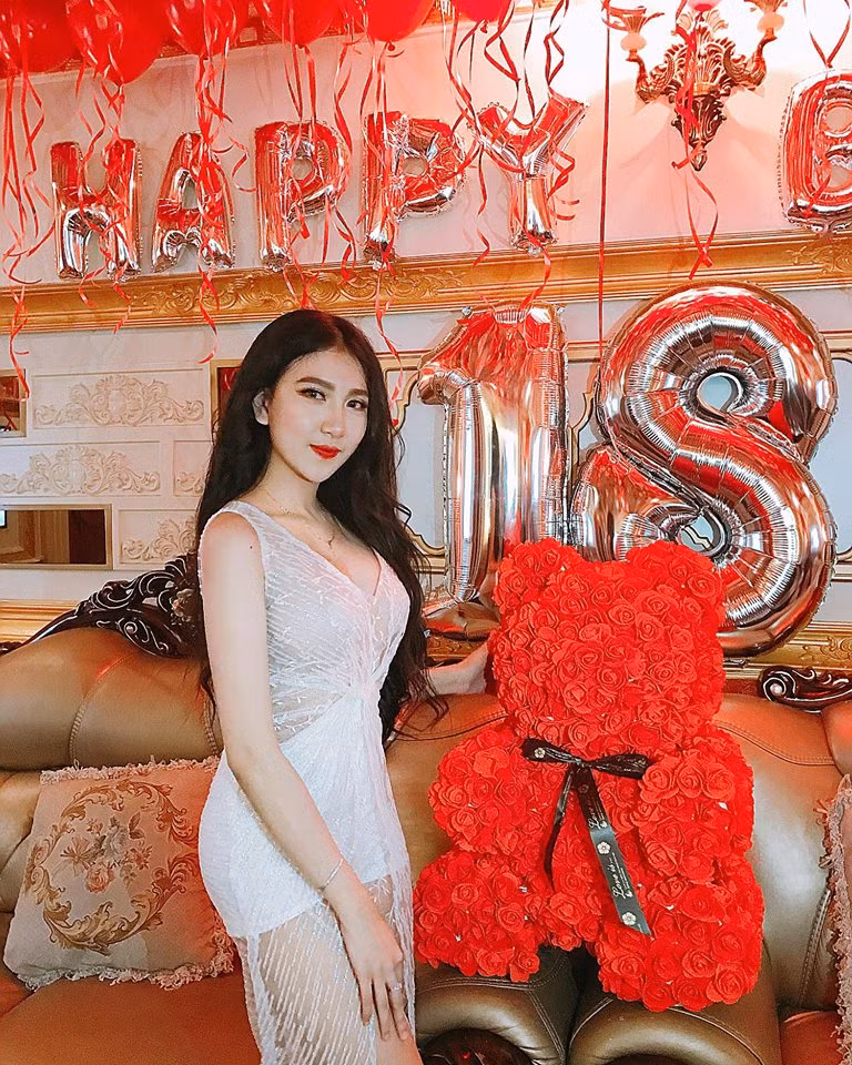 Sau 8 tháng quen nhau và chính thức trở thành người yêu, Ý Nhi cũng không ngại gửi đến người yêu mình những lời có cánh: "Thời gian cứ thế trôi nhanh, sau 8 tháng thì em với anh chính thức trở thành người yêu của nhau. Lúc đầu em chẳng nghĩ mình sẽ quen anh đâu, vì em tin vào tình yêu sét đánh hơn là mưa dầm thấm lâu, nhưng em lại ngưỡng mộ anh nhiều rồi hóa thương yêu lúc nào chẳng hay. Nói về anh thì có hàng ngàn thứ để nói, em nghĩ em thật may mắn khi được gặp và yêu anh, vì chẳng ai ngoài anh có thể chịu nổi bản tính ích kỉ, ngang bướng và hẹp hòi của em đâu...