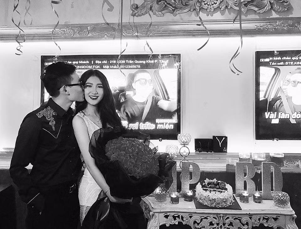 .. Em tự cho mình luôn đúng và khi giận thì em im lặng để anh phải lo lắng cho em đủ điều, năn nỉ đủ kiểu, nhiều hôm em muốn im luôn thì anh lại chưa bao giờ để người con gái của anh phải buồn tủi, anh luôn chạy đến bên em lúc em buồn, rồi gọi điện cho em không lúc nào ngưng nghỉ, làm đủ mọi cách để bên cạnh em và không để em một giây nào rời xa anh cả. Điều mà người con trai yêu mình CẦN làm, phải chăng chỉ là KHÔNG BAO GIỜ BỎ MẶC người con gái của mình, không để họ phải gặm nhấm nỗi buồn một mình?"