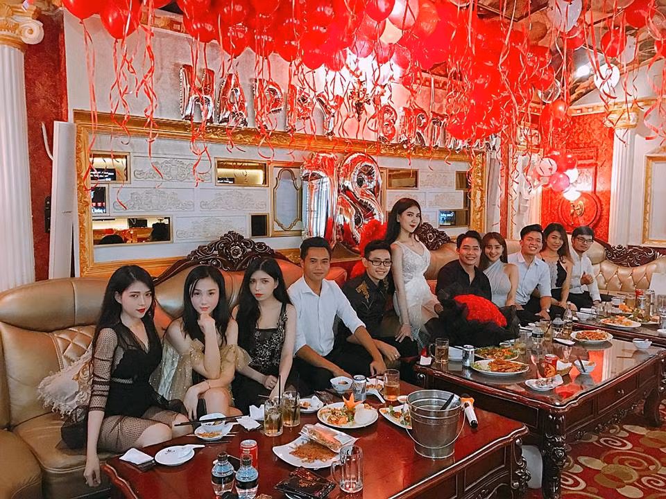 Hình ảnh về tiệc sinh nhật của Ý Nhi sau khi được chia sẻ trên mạng đã thu hút hơn 15.000 lượt cảm xúc. Hiện tại, cô nàng hot girl mới tốt nghiệp trường THPT Nguyễn Thượng Hiền đang theo học tại ĐH Ngoại Ngữ.