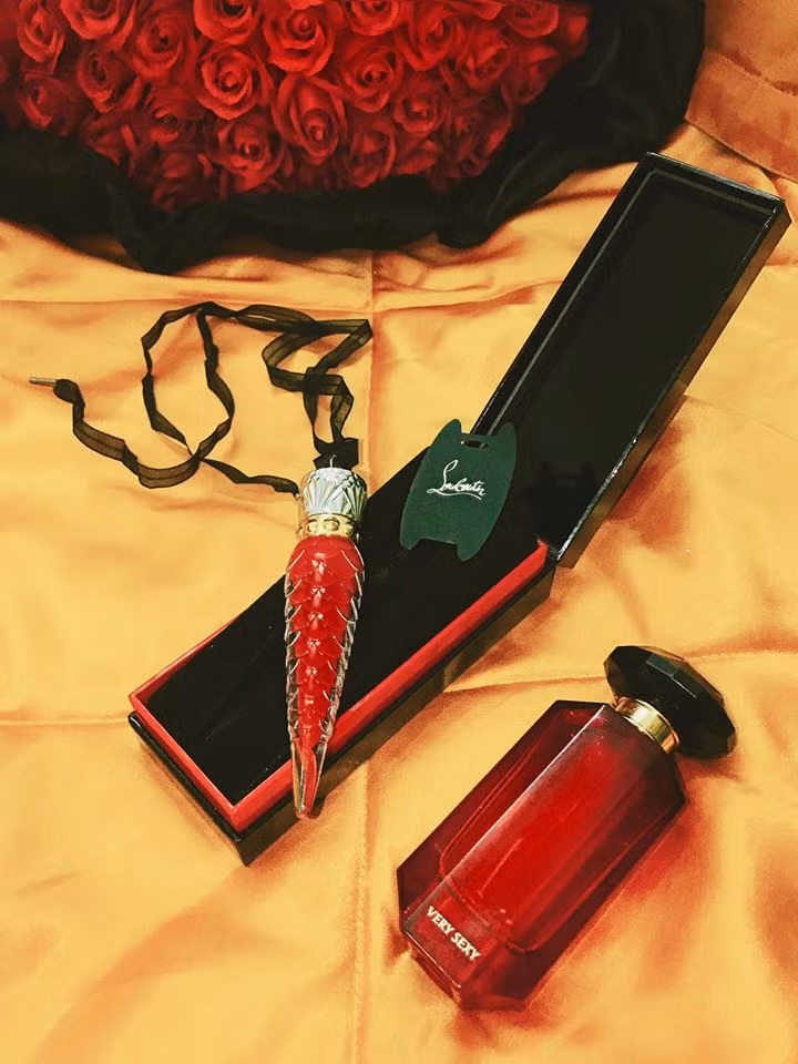 Những món quà đắt tiền là loạt túi hàng hiệu và mỹ phẩm đắt tiền mà Ý Nhi được bạn trai "có điều kiện" tặng trong ngày sinh nhật cũng khiến dân tình phải chú ý.