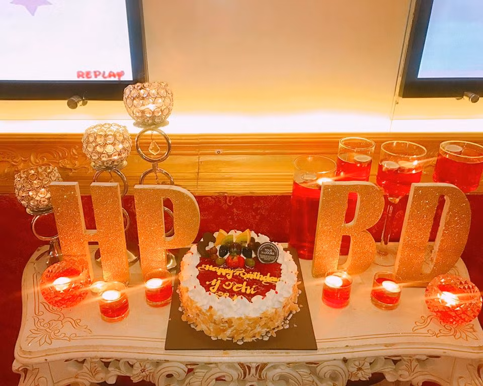 Cô nàng 9X cũng không giấu nổi cảm xúc hạnh phúc khi được bạn trai chuẩn bị sinh nhật chu đáo, từ việc chọn nhà hàng 5 sao, đến phòng karaoke trang trí phải thật đẹp, rồi những món quà bất ngờ trước và sau sinh nhật.