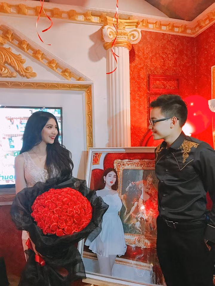 3 cô con gái xinh đẹp như hoa từng được bao chàng trai muốn xin "làm quen", "ở rể" này là Hồ Ngọc Thanh Tuyền, Hồ Ngọc Thanh Giang (SN 1993, là chị em sinh đôi) và cô em út Hồ Ngọc Ý Nhi (SN 1999). Cô em út trong gia đình họ Hồ có lẽ là người nổi bật nhất trong 3 chị em nhà họ Hồ.