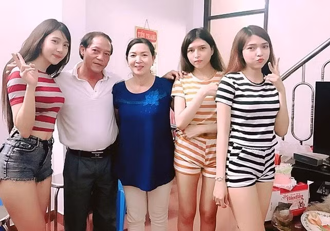 Cư dân mạng chắc hẳn chưa quên bức ảnh chụp " nhà có 3 nàng tiên" ở TP HCM từng gây sốt vào hồi cuối tháng 2/2017, trong đó 3 cô con gái xuất hiện nổi bật với nước da trắng, vóc dáng cao ráo và khuôn mặt xinh đẹp.