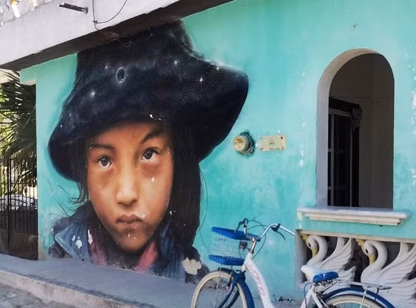 Không giống như các tranh tường ở Wynwood, Miami hay Shoreditch, London nằm ngay trong thành phố ồn ào, những bức bích họa ở Holbox gắn với khung cảnh thiên nhiên của vùng biển. Tuy nhiên, Holbox là địa điểm không có quá đông du khách ghé thăm. Ảnh: theculturetrip.