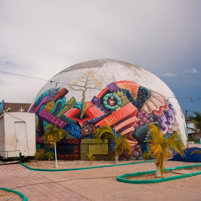 Những hàng cây xanh, nước biển trong cùng các bức tranh bích họa do các nghệ sỹ quốc tế vẽ khiến nơi đây trở thành một trong những điểm đến nhiều màu sắc nhất trên thế giới. Ảnh: theculturetrip.