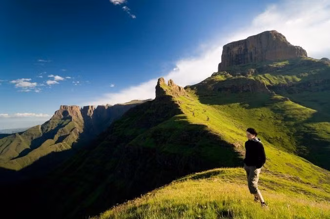  Đỉnh Sentinel, Nam Phi. Đi theo những vách đá vòng tròn và leo lên ngọn Mont-Aux-Sources của Nam Phi qua các bậc thang nối nhau như bất tận, bạn sẽ lên đến đỉnh núi và thác Tugela - một trong thác nước cao nhất thế giới ở độ cao gần 950m.