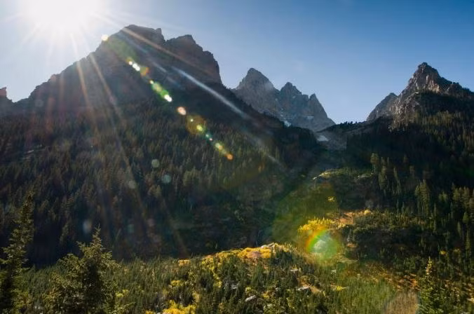  Đường mòn Cascade Canyon đến hồ Solitude, Mỹ. Đường mòn tuyệt đẹp dài 25,7km, đi qua các hồ xanh, thác nước và những ngọn núi hùng vĩ là đến Công viên quốc gia Grand Teton.