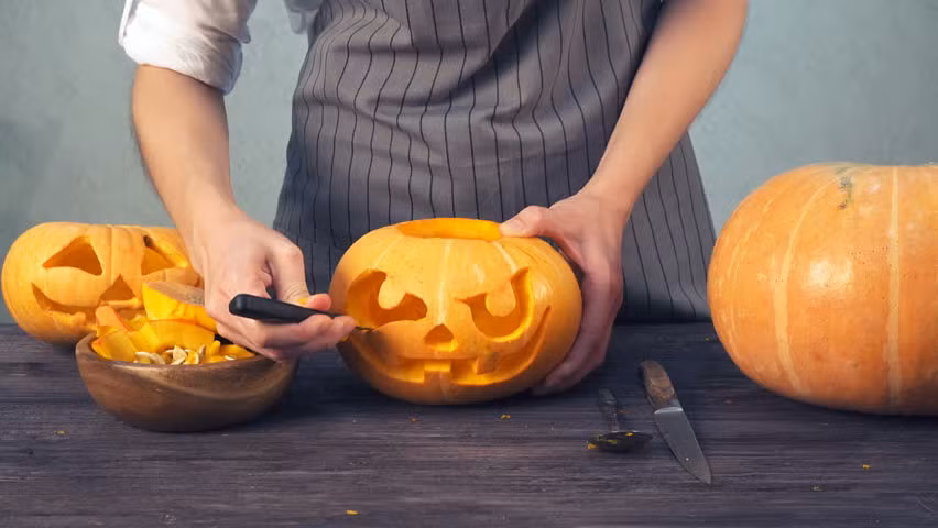 Người Celt tin rằng đặt đèn lồng bí ngô bên ngoài sẽ giúp các linh hồn lạc lối tìm đường về. Ban đầu, đèn được khắc bằng củ cải, với những khuôn mặt đáng sợ để xua đuổi các linh hồn độc ác. Sau đó, bí ngô được sử dụng thay thế. Ảnh: Shutterstock.