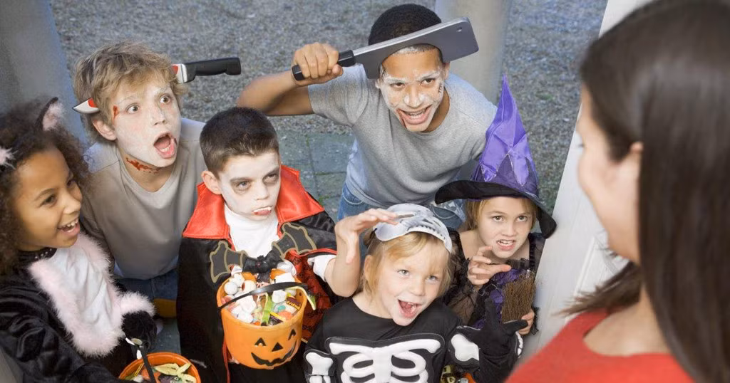  Hóa trang và đi xin kẹo: Thời cổ, nhiều người tin rằng vào lễ Samhain (Halloween ngày nay), màn chắn giữa thế giới của người sống và thế giới bên kia trở nên mỏng manh nhất. Những hồn ma có thể giả dạng người, như hành khất, gõ cửa nhà bạn xin tiền hoặc thức ăn trong ngày này. Nếu từ chối, bạn có thể sẽ phải hứng chịu cơn thịnh nộ của họ. Ảnh: Nydailynews.