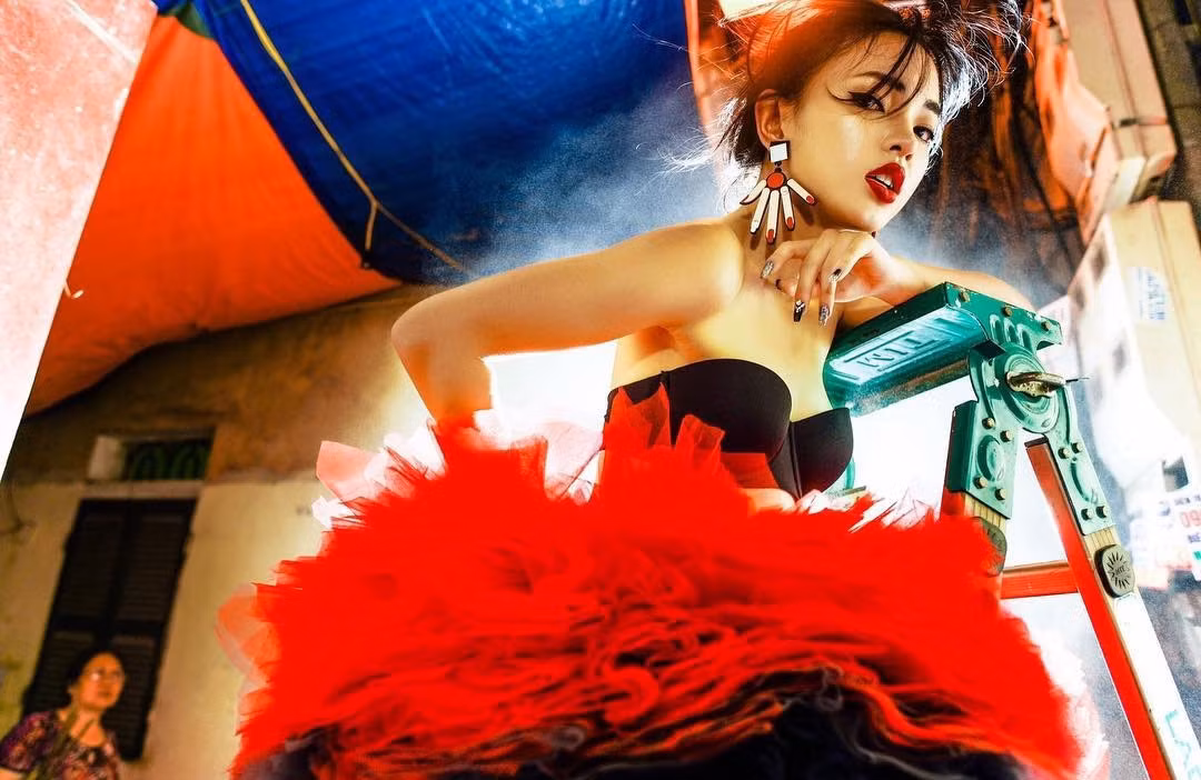  7. Châu Bùi - 641.000 followers Tên thật: Bùi Thái Bảo Châu, 20 tuổi, Hà Nội Người mẫu ảnh, fashionista, diễn viên Dự án tham gia: Phim điện ảnh 'Em chưa 18', MV 'Từ ngày em đến' (Dalab)... Thành tích: Xuất hiện trên các báo và blog thời trang uy tín như Vogue, Elle, Harper's Bazaar, W, Highsnobiety, The Business of Fashion…, Top Fashion Influencer 2017.