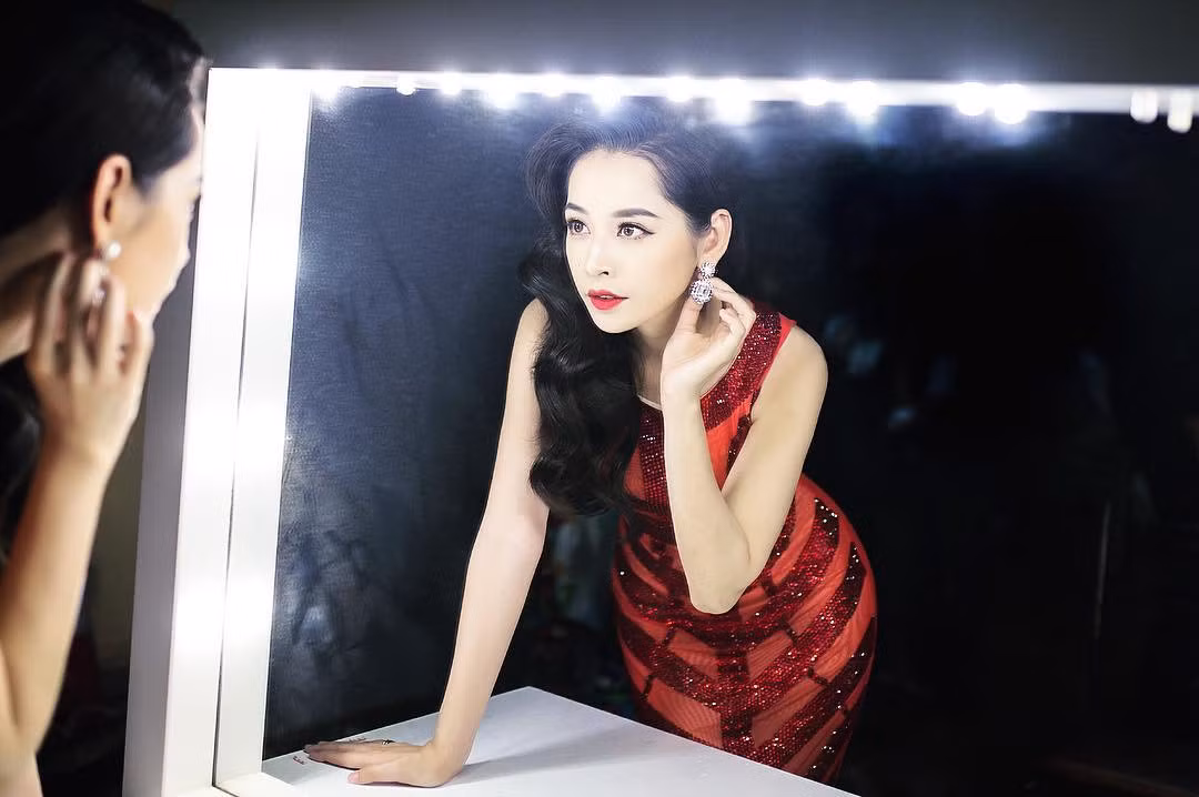  1. Chi Pu - 2,2 triệu followers Tên thật: Nguyễn Thùy Chi, 24 tuổi, Hà Nội Người mẫu ảnh, diễn viên, biên kịch, sản xuất phim ngắn Dự án tham gia: 'Bộ tứ 10A8', phim ngắn 'Tỉnh giấc tôi thấy mình trong ai', sitcom '5S Online', phim điện ảnh 'Hương Ga'... Giải thưởng: HTV AWARDS 2016 hạng mục Nữ diễn viên phim truyền hình được yêu thích nhất, Asia Artist Awards hạng mục Rising star - nghệ sĩ mới châu Á... Ngày 10/10, ra mắt MV 'Từ Hôm nay' với vị trí ca sĩ.