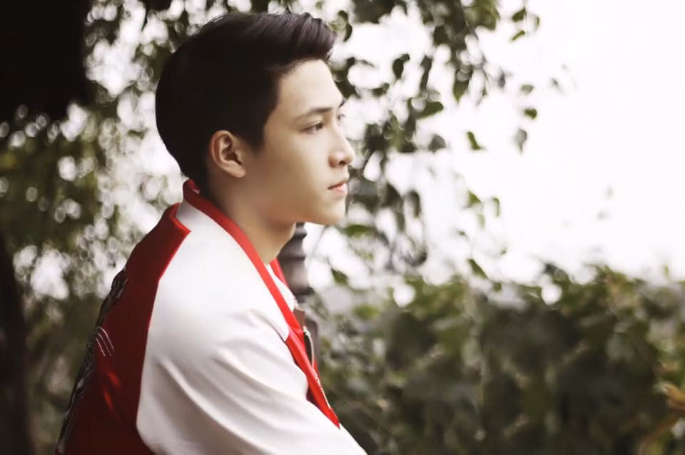 Trước những bình luận có phần hài hước, thú vị và thẳng thắn của dân mạng, Lee Anh cho hay nhóm bạn đã chơi với nhau từ khá lâu nên rất thân thiết, hầu như đi đâu cũng cùng nhau và thường chụp ảnh chung để giữ làm kỷ niệm.