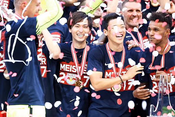 Dù là cầu thủ trẻ, Takumi sớm tìm được vị trí đá chính trong đội hình Red Bull Salzburg. Trong mùa giải 2016, Takumi đá chính 21 trận, ghi 11 bàn thắng giúp Red Bull Salzburg vô địch giải Austrian Bundesliga (Giải vô địch quốc gia Áo).