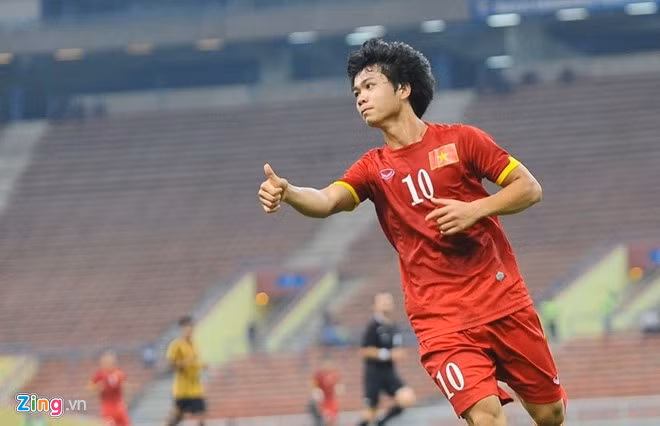 Tương tự đó là Công Phượng. Dưới thời HLV Hữu Thắng, tiền đạo xứ Nghệ cũng không quá gian truân tìm suất lên đội tuyển. Trong năm 2017, tiền đạo đội trưởng của HAGL đã ra sân 4 trận, thi đấu tổng cộng 331 phút trong màu áo đội tuyển Việt Nam.