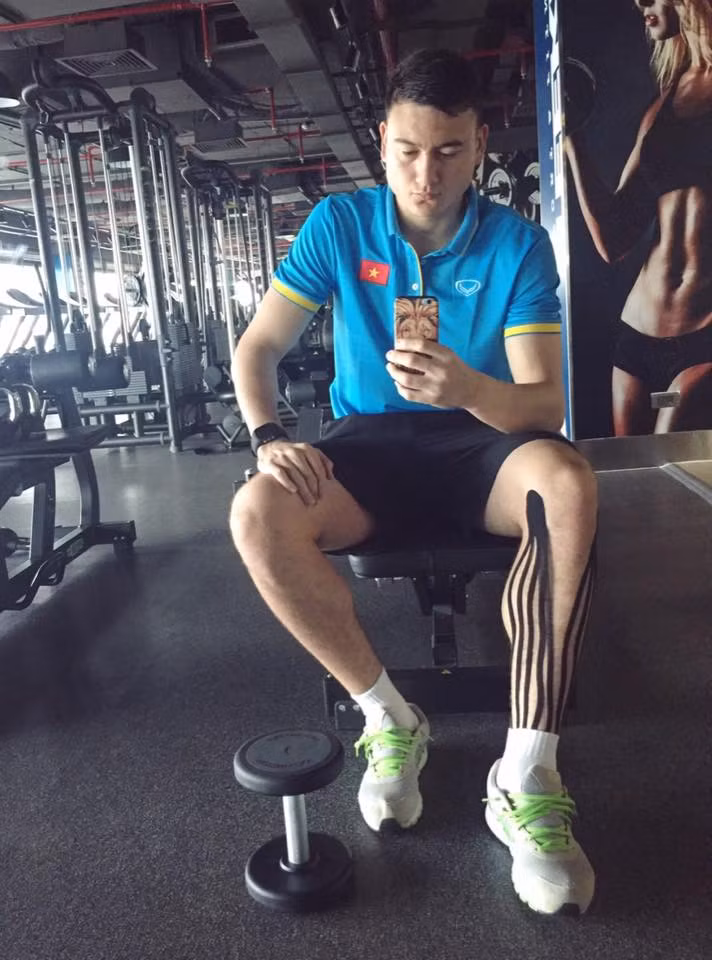 Dù bị chấn thương, thủ môn Đặng Văn Lâm vẫn sắp xếp thời gian đi tập để mau hồi phục.