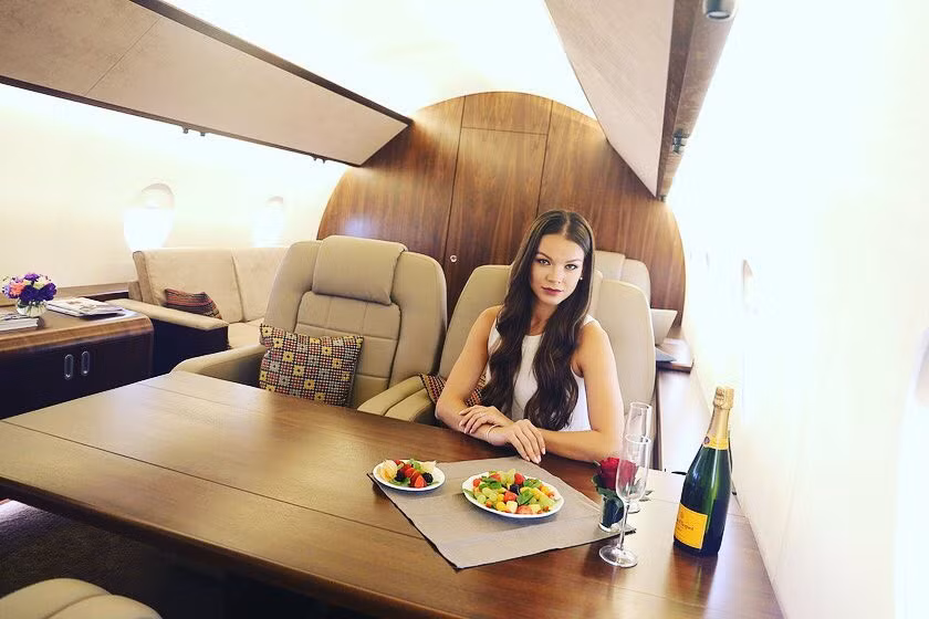Theo Bored Panda, một studio tại thủ đô Moskva (Nga) có tên Private Jet đã biến ước mơ được ngồi trên chiếc phi cơ riêng sang chảnh như hội con nhà giàu của nhiều bạn trẻ Nga thành hiện thực, khi ra mắt dịch vụ thuê phi cơ để chụp ảnh sống ảo.