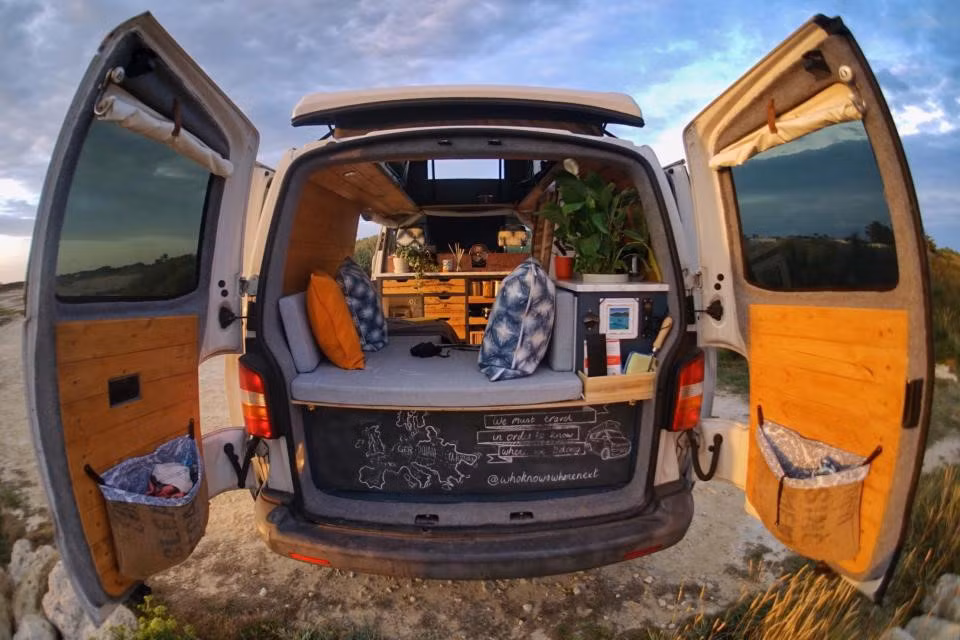 Khi đi du lịch bằng căn nhà di động, Hannah và bạn trai được tự trải nghiệm văn hóa địa phương. Chi phí chủ yếu của chuyến đi là tiền mua thực phẩm và nhiên liệu, còn chỗ ở hoàn toàn miễn phí.