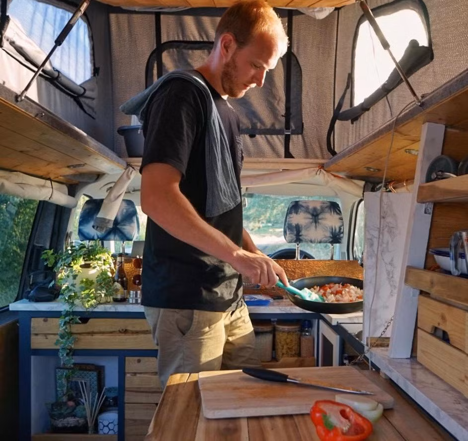 Bên trong xe nhà di động, cặp đôi này không chỉ dành chỗ ngủ mà còn có bếp để nấu nướng, bàn ăn với không gian rất xinh xắn và đáng yêu. Hiện tại, họ có 26.000 người theo dõi Instagram cùng nhiều bức ảnh đẹp được chụp trong suốt chuyến đi.