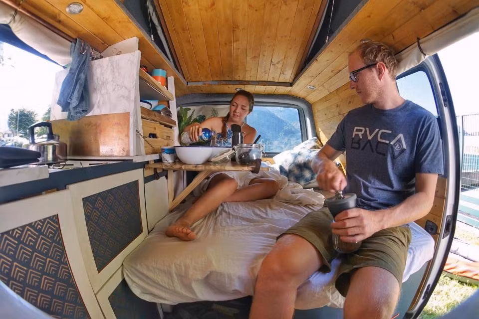 Năm 2018, Hannah và Oliver dự định sẽ dùng chiếc xe này đi vòng quanh thế giới. "Chúng tôi quyết định sẽ chuyển tới Australia sống trong vài năm và muốn đưa chiếc xe đi cùng, hy vọng sẽ có thêm những chuyến đi vào đầu năm tới", Hannah cho hay.