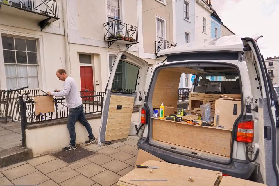 Dù mất nhiều thời gian để cải tạo chiếc xe thành chỗ ở ấm cúng, nhưng đổi lại cặp đôi này đã có chuyến đi đáng nhớ. "Chúng tôi bắt đầu mỗi ngày khá rỗi rãi, nghiền cà phê để pha, ăn sáng với nhau, những điều này không có được khi đang đi làm", Hannah chia sẻ.